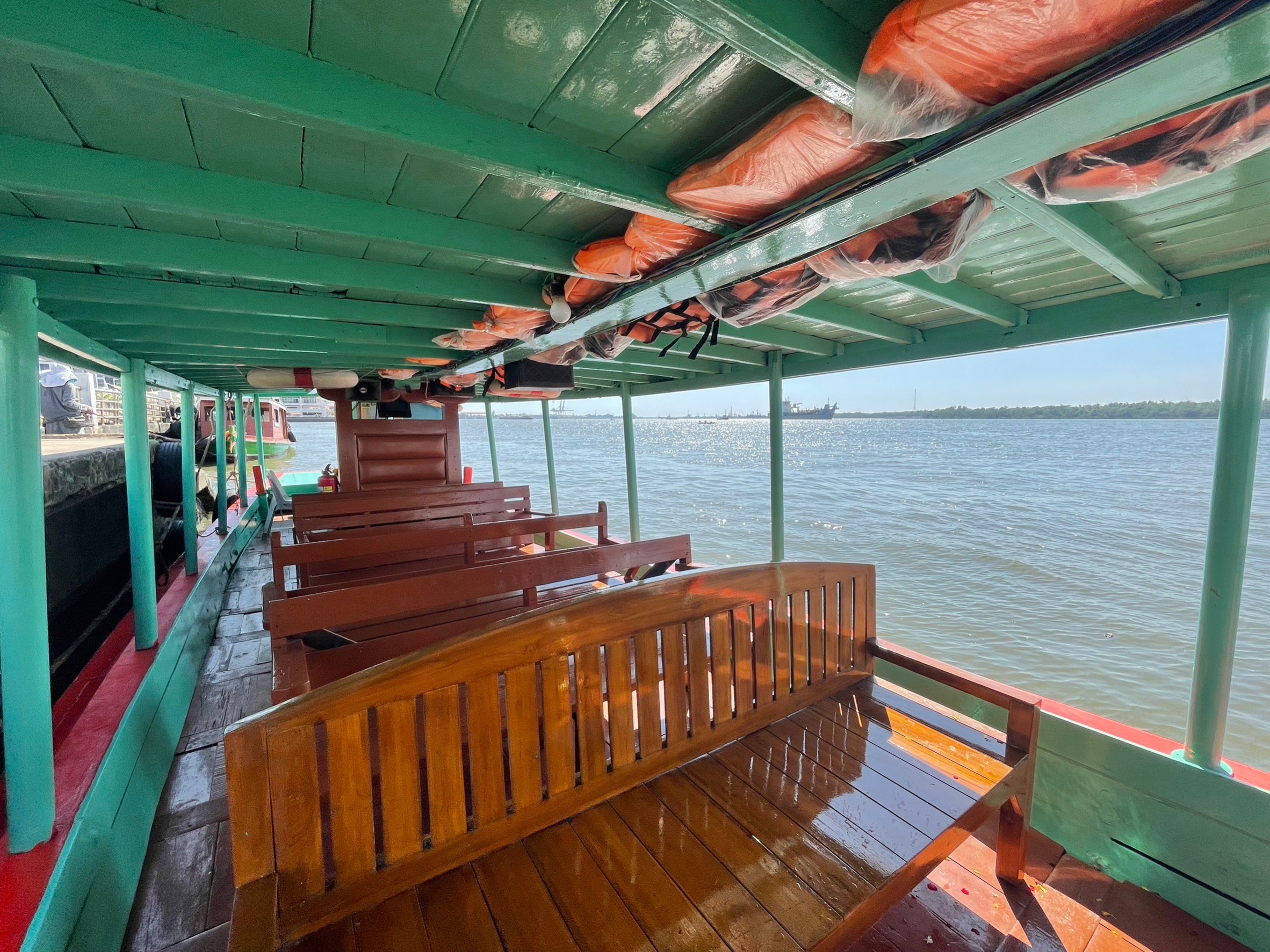 เรือกลางในเรือ